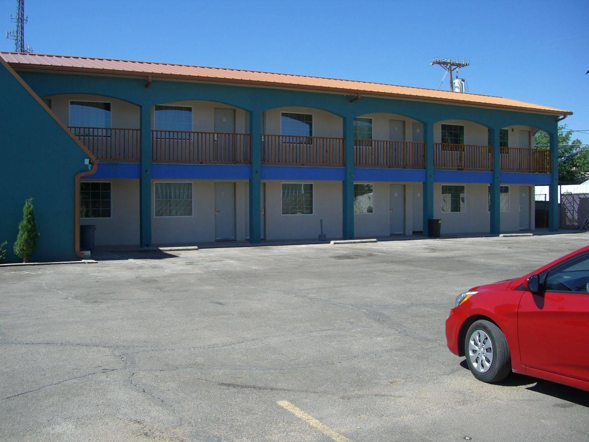 La Hacienda Inn Artesia Bagian luar foto
