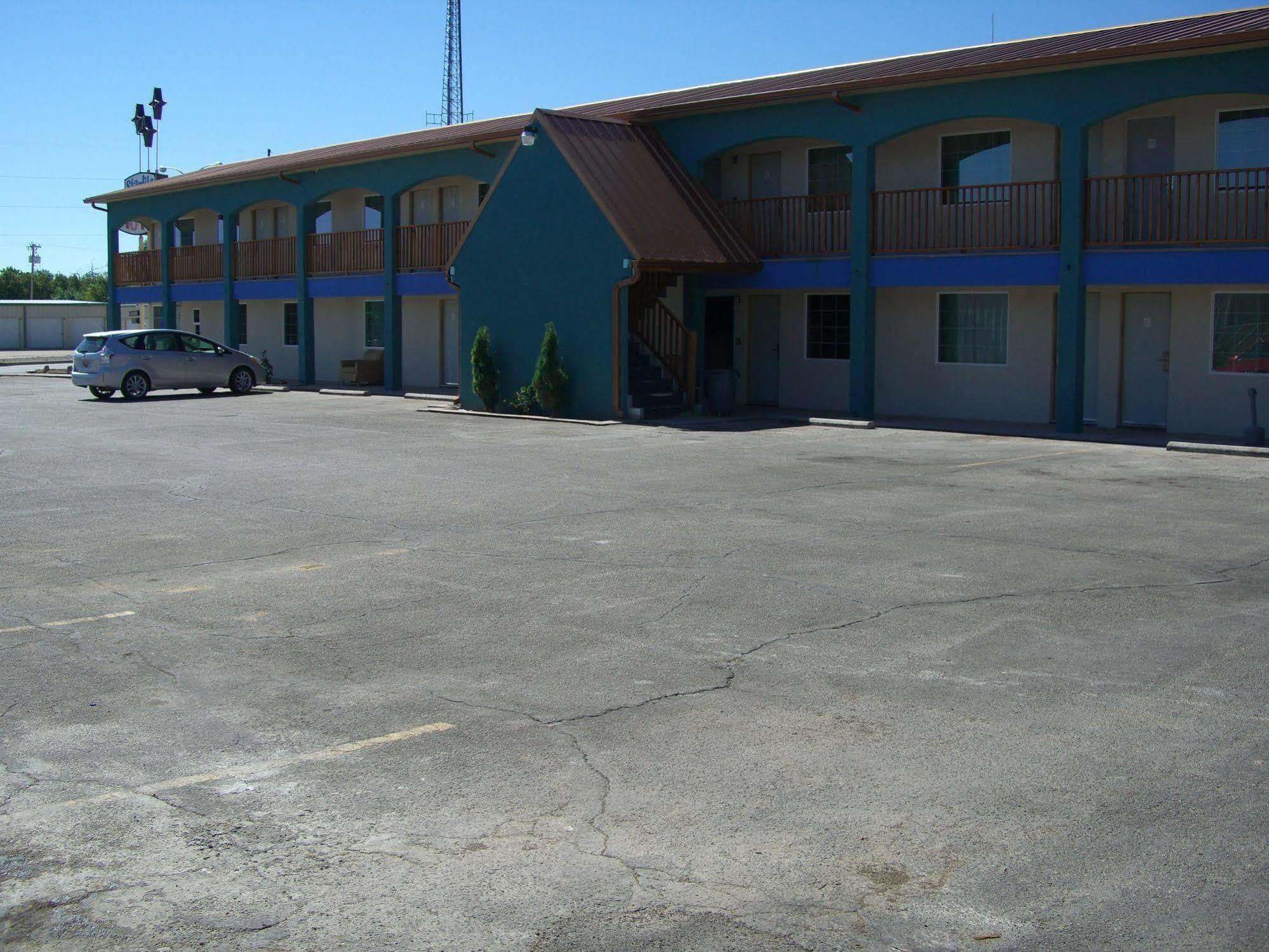 La Hacienda Inn Artesia Bagian luar foto