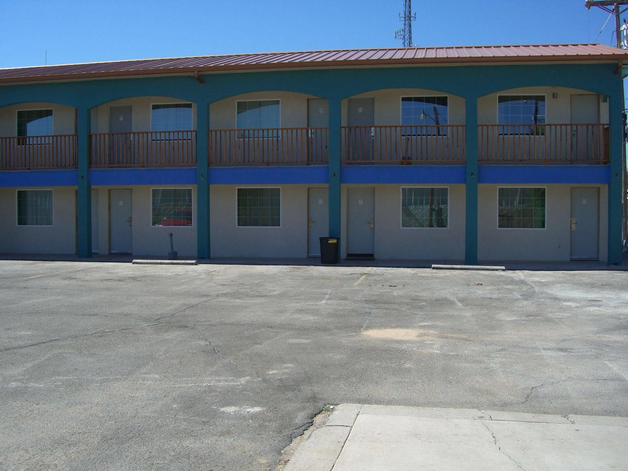 La Hacienda Inn Artesia Bagian luar foto