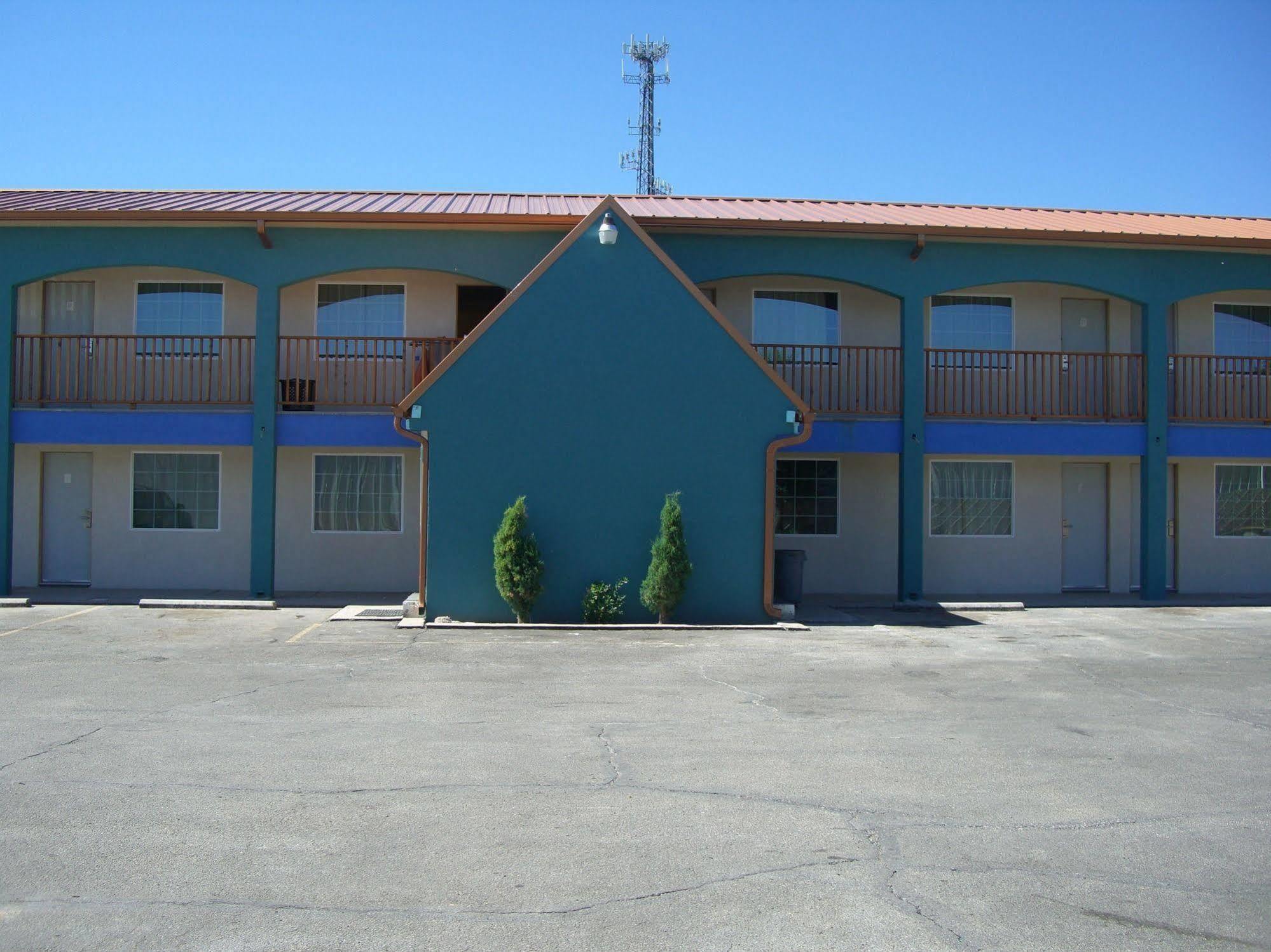 La Hacienda Inn Artesia Bagian luar foto